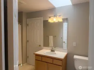 Guest Full Bathroom