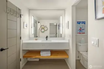 Additional bedroom's ensuite bath.