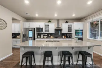 Large oversized kitchen island w/seating for 6.