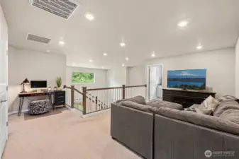 Bonus room w/flex-office space.