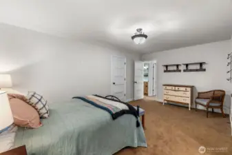 Closet, built-ins, & extra storage