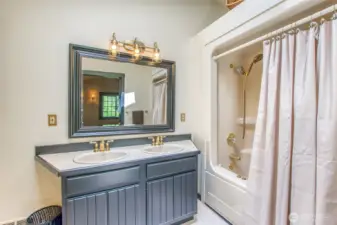 Upstairs en-suite bathroom
