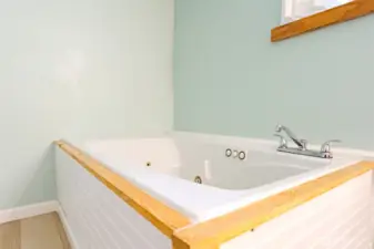 Jetted tub.