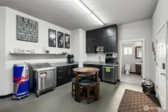 Gabe room w/.5 bath and wet bar!