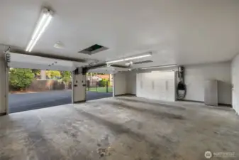 Oversized 2 car garage