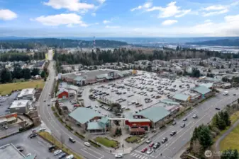 The condo is minutes away (even walkable!) from Lakeland Town Center featuring dining, grocery, and retail options