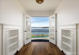 Special built-ins wheel open for tons of storage