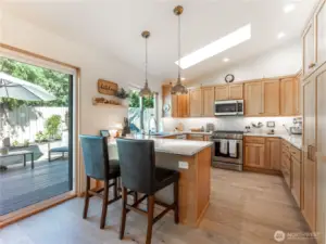 Completely remodeled kitchen featuring all new Canyon Creek cabinetry and quartz countertops.