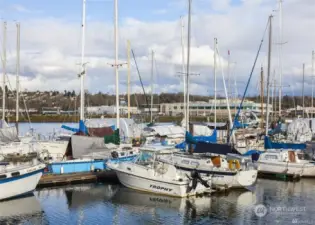 Located minutes from Burien, the of Des Moines Marina is a full service marina on Puget Sound offers wet and dry moorage for 840 recreational vessels