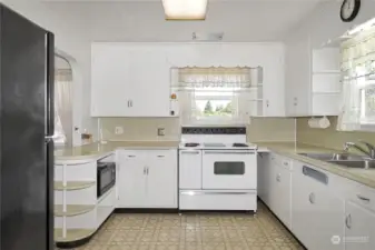 Hello cabinet space! Please note that the smaller oven of the double oven does not work and has been used as storage.