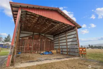 Large barn with haystorage & has water.