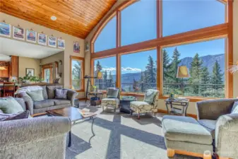 Cathedral ceilings and floor to ceiling windows highlight the incredible views of Lk. Cle Elum & surrounding mountains from the main living room