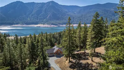 Lake Cle Elum is just down the hill & Wish Poosh boat launch is 2 min. away! Year around view of this dam controlled lake. Lots of nearby trails for hiking, snowmobiling, & historic Roslyn is just 15 min. down the road.