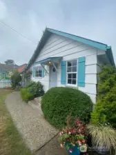 This cozy cabin is ideally situated in town, just a short walk to the beach, shopping, restaurants, and the bus line.
