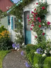 This cozy cabin is ideally situated in town, just a short walk to the beach, shopping, restaurants, and the bus line.