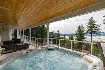 Hot tub on the lower deck