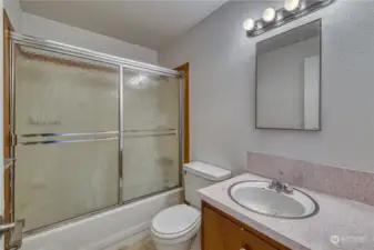 Unit B upper Bathroom