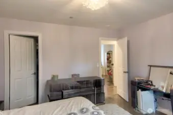 Primer room with walking closet