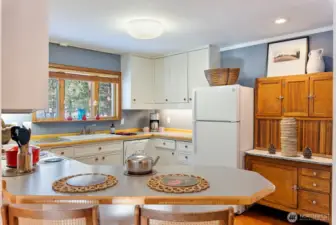 Good floor plan makes meal prep a breeze in this lovely Kitchen.