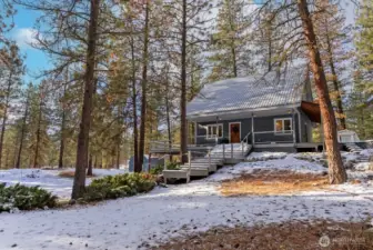 Perfect getaway near sport and ski trail system near Winthrop. Covered entry and decks. 2 Storage outbuildings for additional gear.