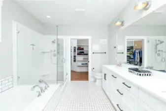 Luxurious Master En-Suite!