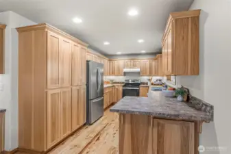 Efficient U-style kitchen all ready for you!