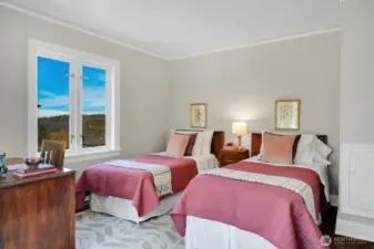 3rd upper floor bedroom, also with lake views.