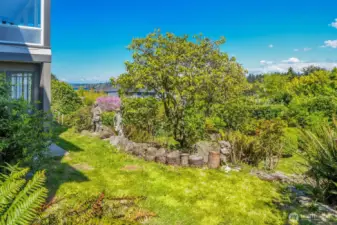 Over 10,000sf of sunny yard to enjoy.