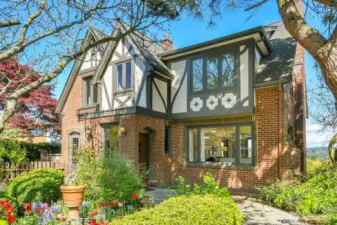 Fall in love as soon as you enter the front yard!