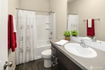 Full main bathroom