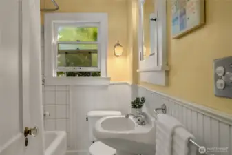 Upstairs full bathroom