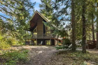 The home faces towards seasonal "Silver Creek". When Silver Creek is running, it is gorgeous. You can sit out near the creek in early spring and summer and listen to all the sounds of nature as they abound