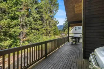 Huge front deck for entertaining all your guests, also covered for year around enjoyment. Views of Easton & Kachess ridge off to the north and west