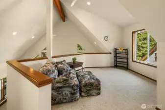 Upstairs loft area...