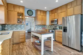 Look at all the cabinet and counterspace in this kitchen!