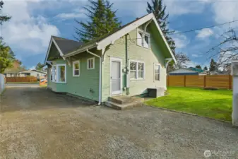 This driveway is perfect for an RV/boat, and for offstreet parking behind gates at both ends.