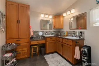 An updated luxurious primary ensuite!