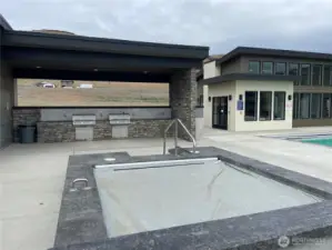Hot tub / BBQ area