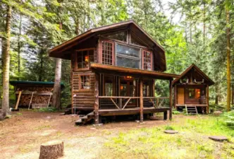 Fantastic log main cabin and quaint bunk house just steps away