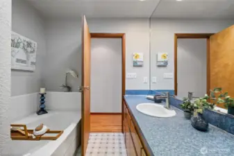 Hallway 4 piece  full bath