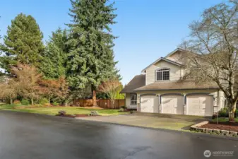 3 car garage & large driveway leaves plenty of parking space even when entertaining guests.