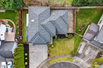 An overhead view highlights the home’s setting at the end of a cul de sac and the efficient use of the 6,098 square foot lot. The layout shows comfortable yard space and a classic neighborhood streetscape with easy access in and out.