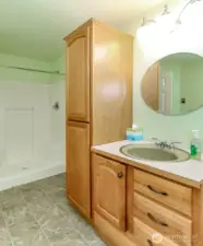 Upper level 3/4 bath