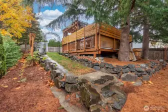 So many opportunities for this wrap-around lower area. Also, low-maintenance!