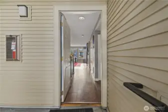 Behind the entrance door, elegance and comfort await…