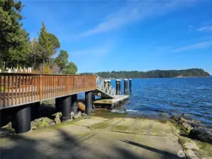 Great boat launch and 40 acres of clam and oyster tidelands!