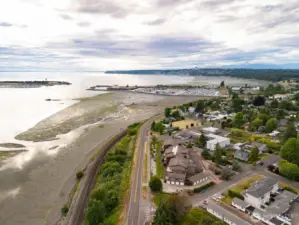 All this just a short walk to shops, restaurants, Marine Park, and minutes to the Canadian border and I-5.