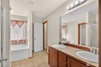 En suite 5-piece bathroom with shower