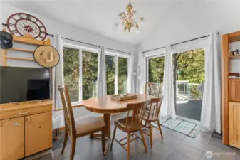 Dining with slider to deck