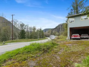 Artist loft, hwy 2, with peekaboo views of river